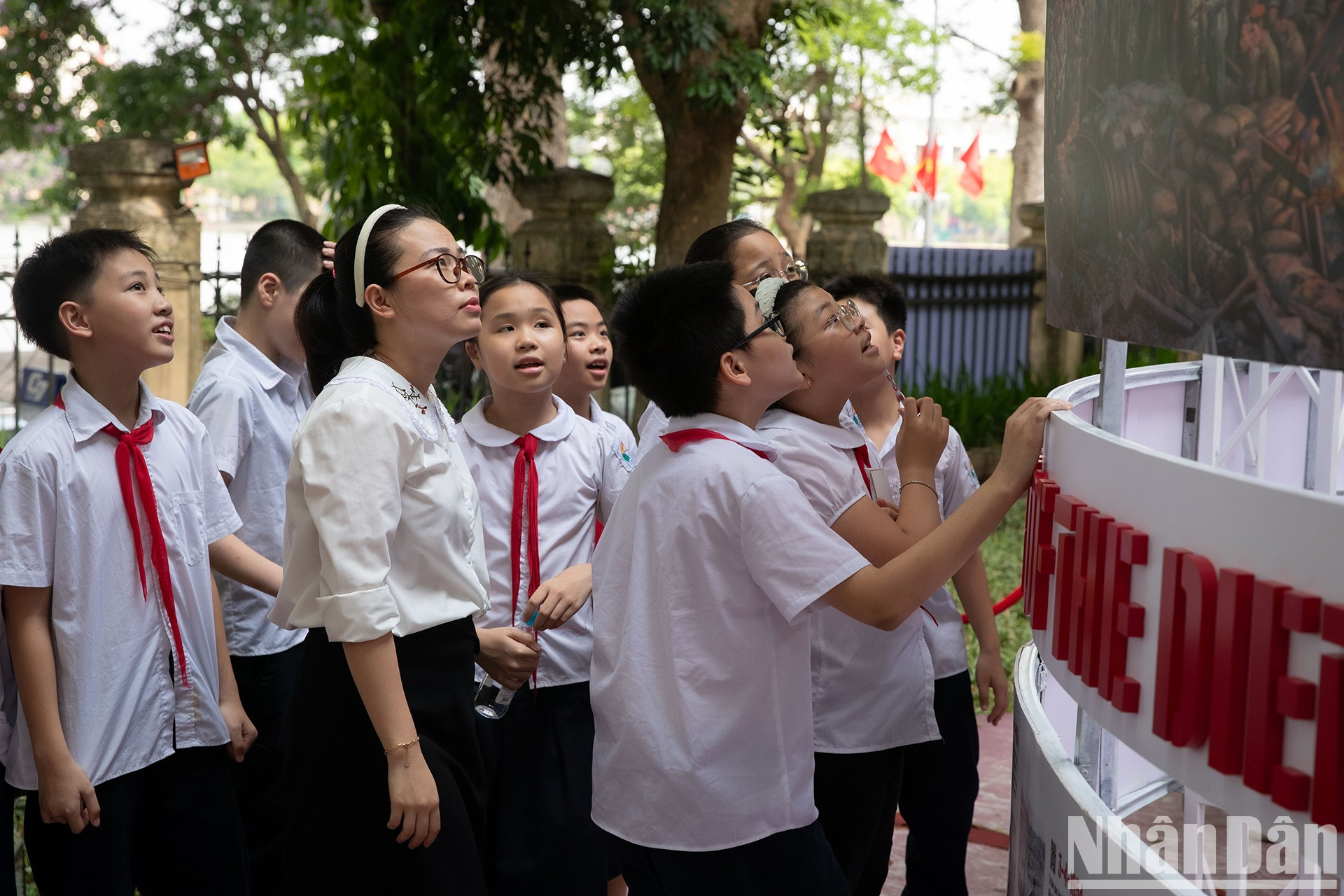 La pintura panorámica circular «Campaña de Dien Bien Phu», de 5,5 metros de diámetro y más de tres de altura, fascina a los alumnos. La pintura panorámica circular «Campaña de Dien Bien Phu», de 5,5 metros de diámetro y más de tres de altura, fascina a los alumnos.