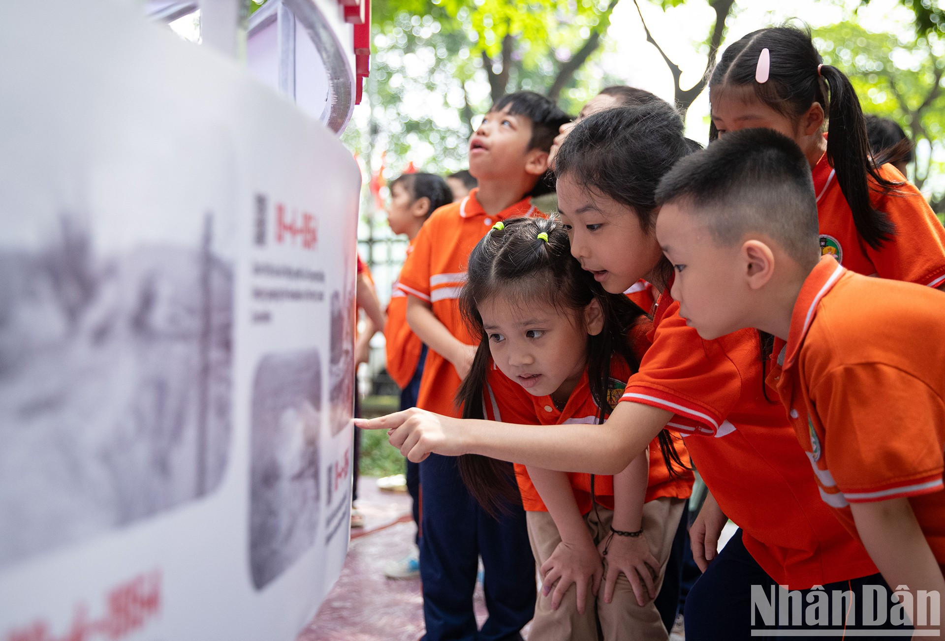 Junto con la pintura se muestran textos breves sobre la campaña de Dien Bien Phu. Junto con la pintura se muestran textos breves sobre la campaña de Dien Bien Phu.