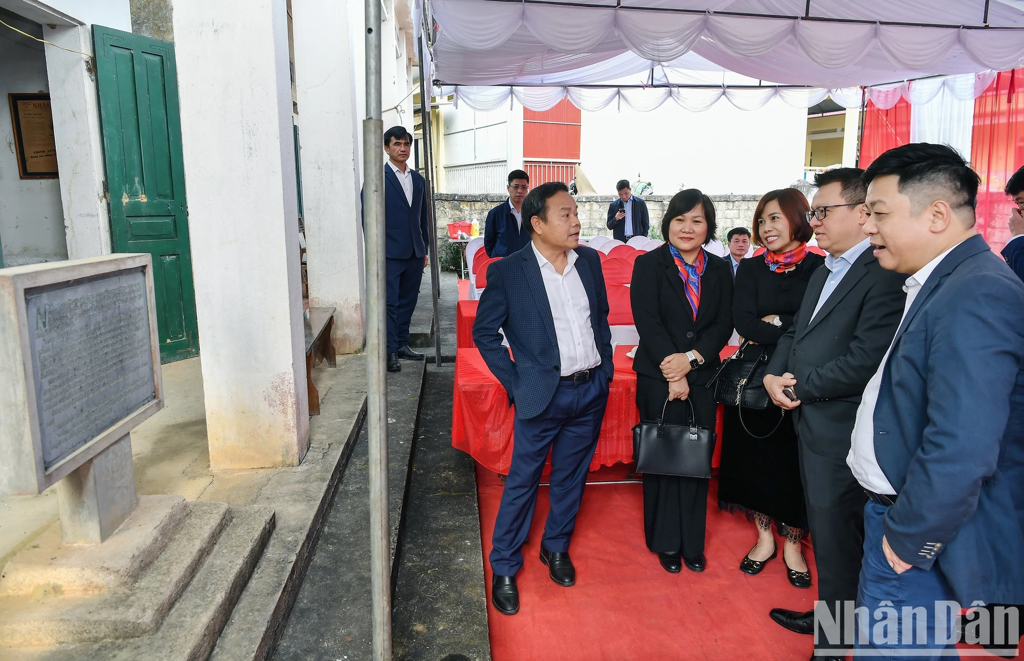 Los delegados escuchan sobre obras en el recinto.