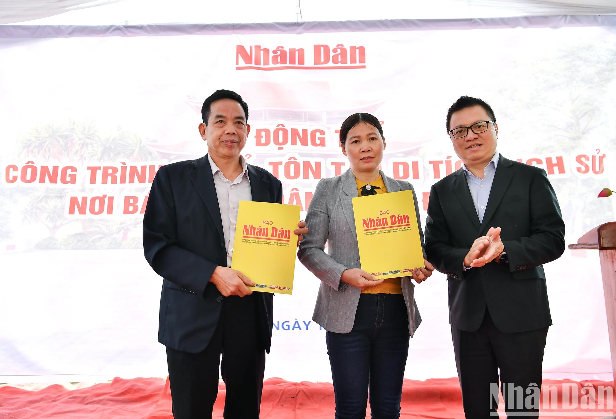 Entrega de regalos de Nhan Dan a funcionarios de Quy Ky.