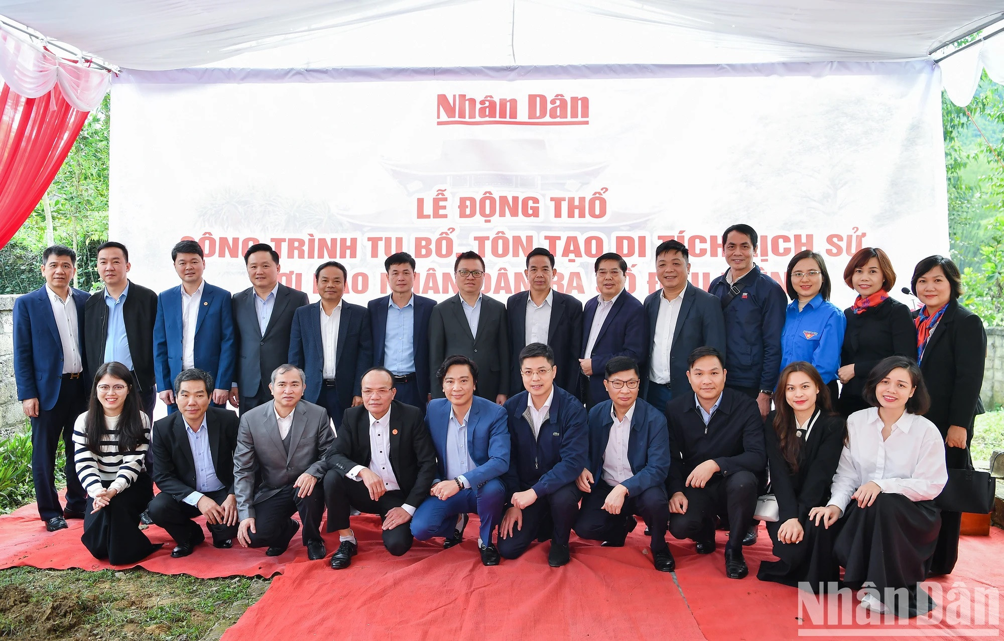 Los delegados posan en el recinto.