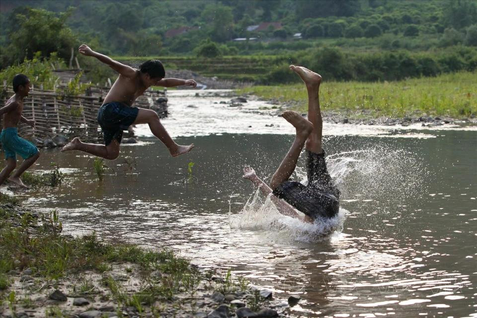Con sus valores culturales, la actividad de bañarse en arroyos contribuirá a atraer a turistas nacionales y extranjeros para visitar y explorar la región Noroeste de Vietnam. Con sus valores culturales, la actividad de bañarse en arroyos contribuirá a atraer a turistas nacionales y extranjeros para visitar y explorar la región Noroeste de Vietnam.