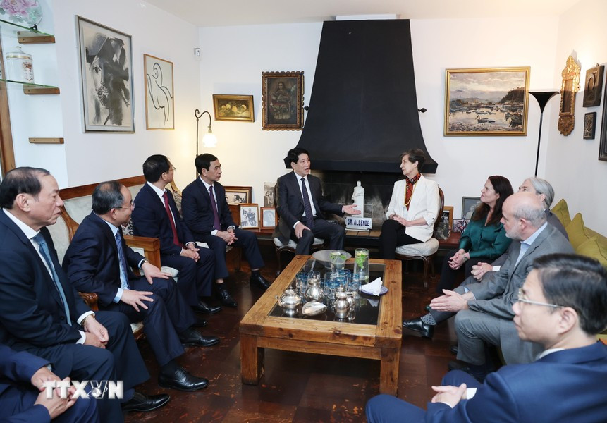 Esta visita a la residencia del difunto presidente Salvador Allende se enmarca en la actual visita oficial a Chile del dirigente vietnamita. Esta visita a la residencia del difunto presidente Salvador Allende se enmarca en la actual visita oficial a Chile del dirigente vietnamita.