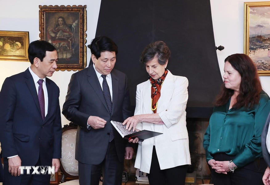 El visitante ojea fotos sobre el extinto presidente chileno. El visitante ojea fotos sobre el extinto presidente chileno.