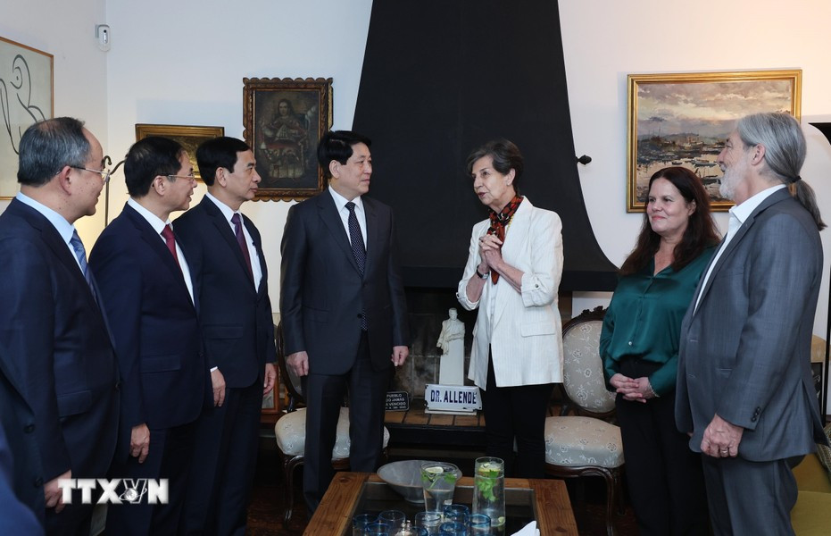 El presidente Luong Cuong conversa con la senadora Isabel Allende. El presidente Luong Cuong conversa con la senadora Isabel Allende.