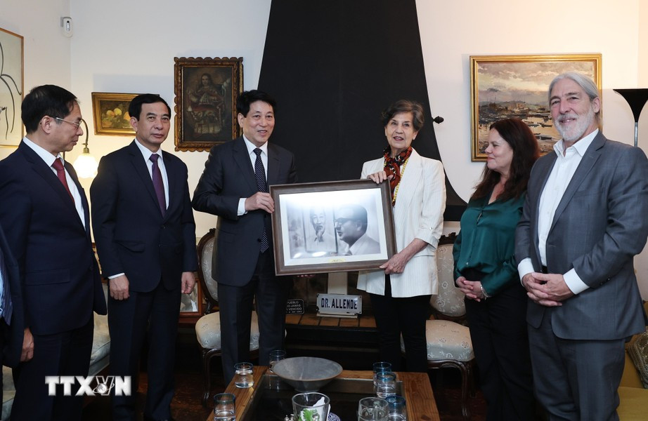 El presidente Luong Cuong entrega un regalo a la senadora. El presidente Luong Cuong entrega un regalo a la senadora.