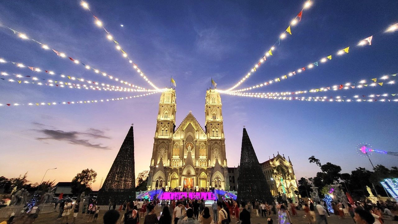 La iglesia de Song Vinh por la noche. Abre sus puertas a los fieles desde diciembre de 2022.