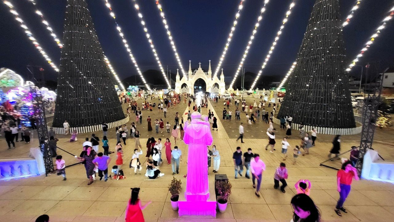 La plaza frontal del sitio.