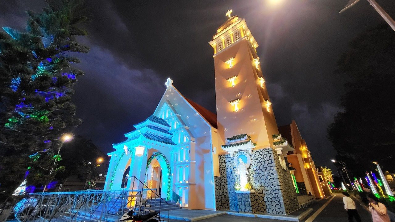 En la Navidad de este año, el recinto luce más brillante y colorido gracias a espectáculos de iluminación artística.