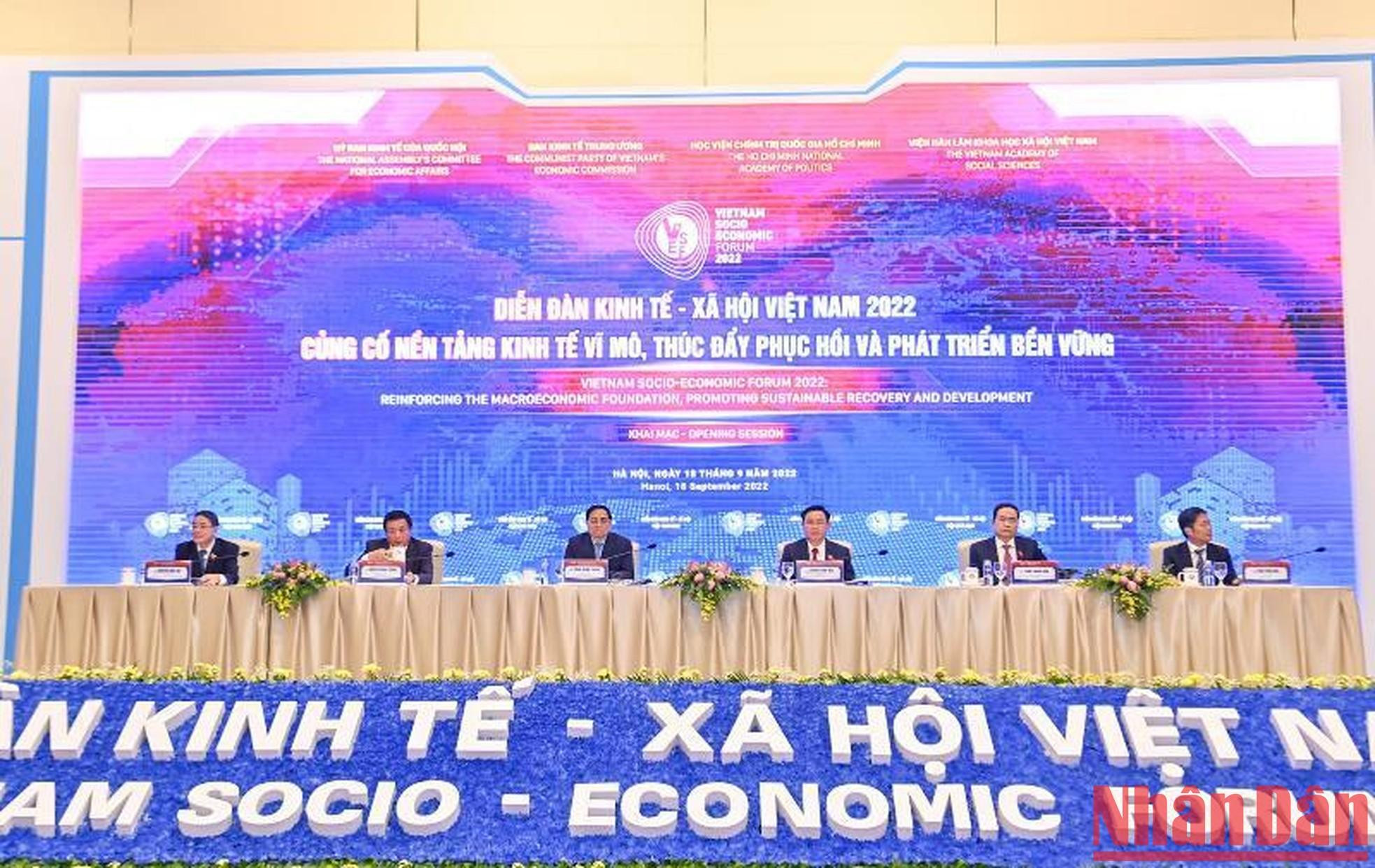 Minh Chinh, Dinh Hue y otros miembros del presídium de la sesión. Minh Chinh, Dinh Hue y otros miembros del presídium de la sesión.