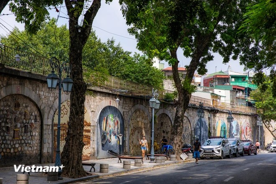 La calle de Phung Hung, que solía contar con pocos visitantes, se ha "transformado" por completo al convertirse en un espacio de arte público único con vívidas pinturas murales. La calle de Phung Hung, que solía contar con pocos visitantes, se ha "transformado" por completo al convertirse en un espacio de arte público único con vívidas pinturas murales.