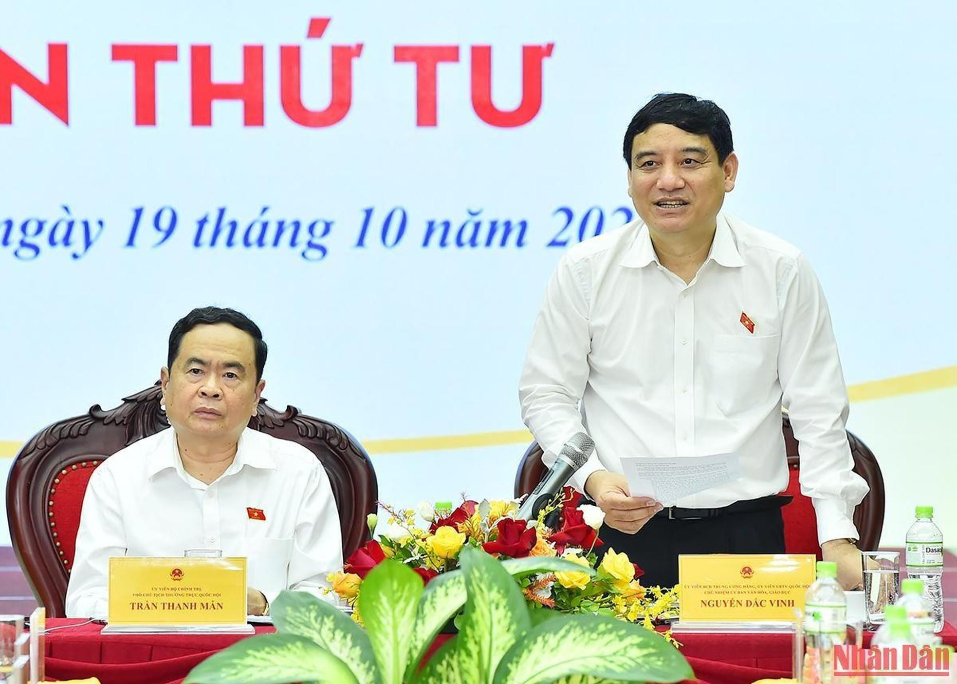 Copresiden la sesión el compañero Tran Thanh Man (sentado) y el jefe de la Comisión de Asuntos Culturales y Educacionales de la ANV, Nguyen Dac Vinh.