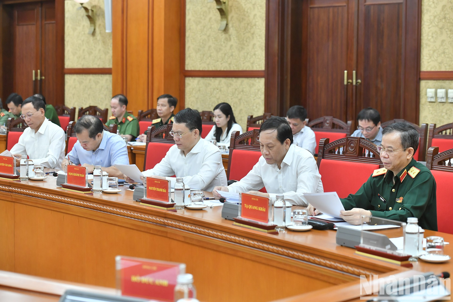 Miembros del comité directivo.