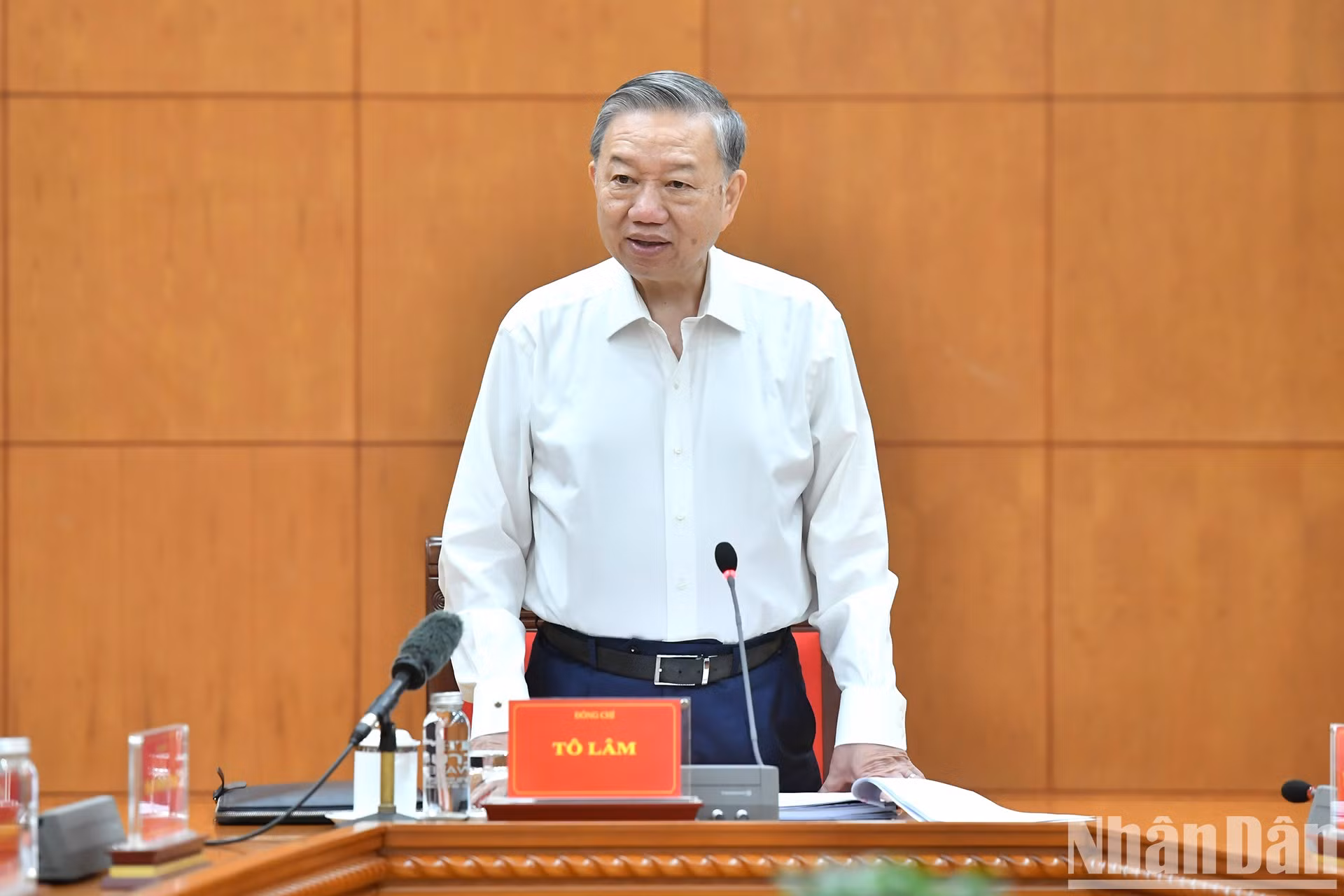 El secretario general del PCV, To Lam, pronuncia directrices.