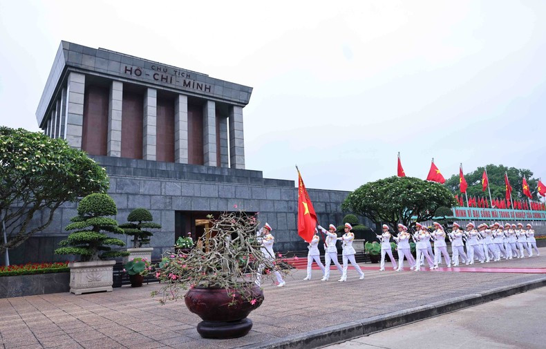 Participan en esta especial ceremonia 34 oficiales y soldados del Mando Militar del Mausoleo dedicado al Presidente Ho Chi Minh.