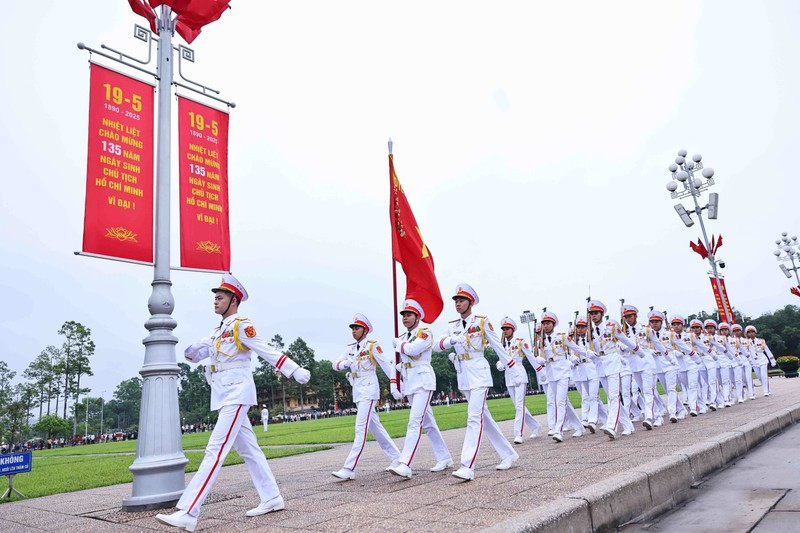 El pelotón de bandera "Quyet thang" (determinación para vencer) del Ejército se pone en marcha a las 6 en punto.