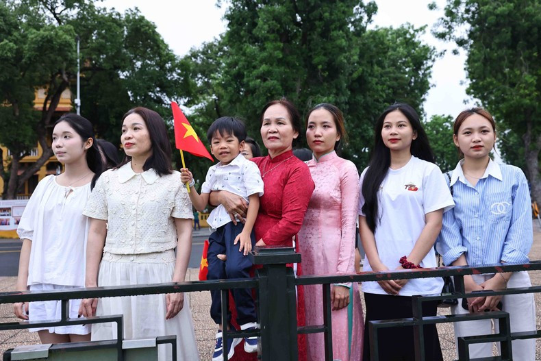Ciudadanos atestiguan el acto.