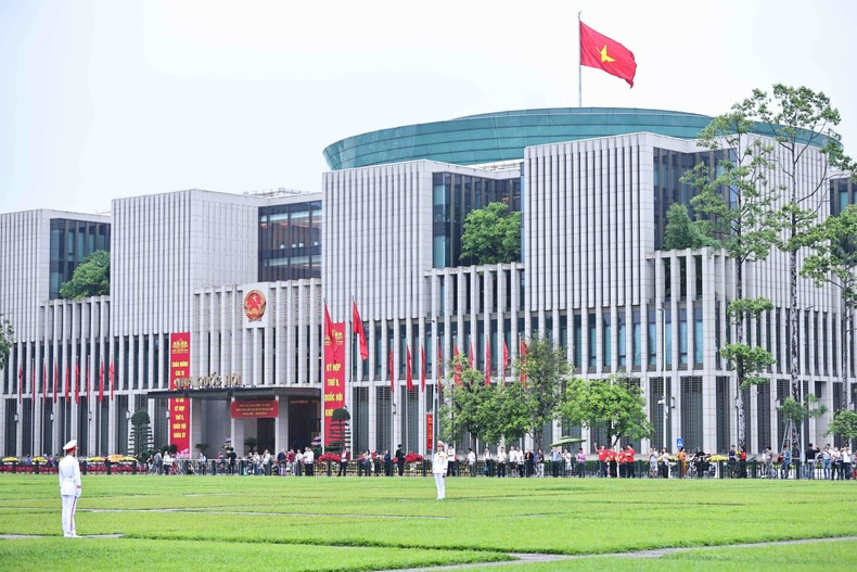 Ciudadanos se reúnen en la plaza de Ba Dinh.