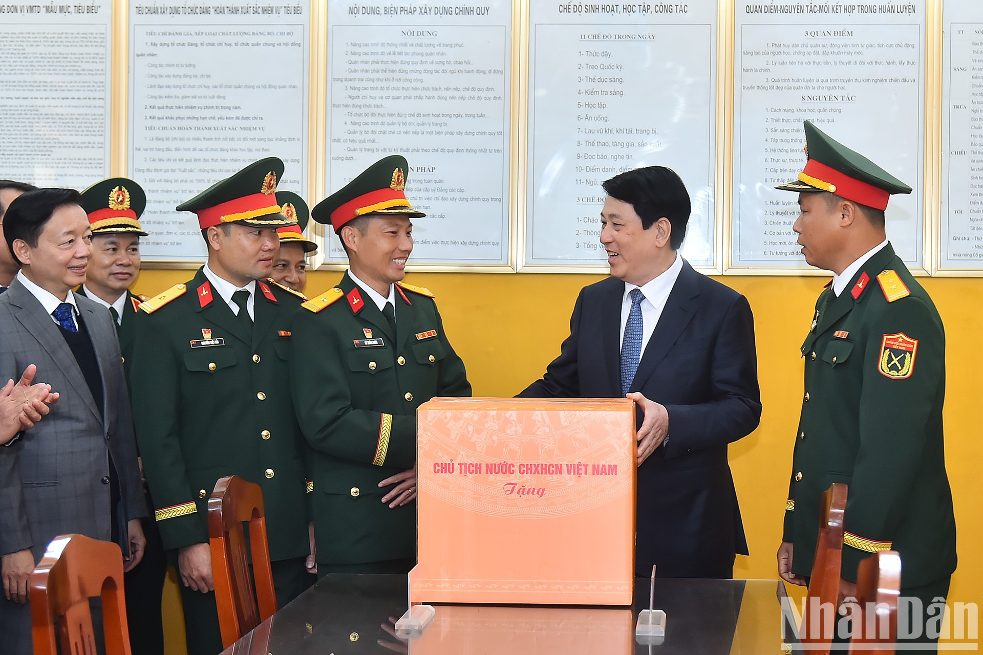 Entrega de regalos al Regimiento 241.