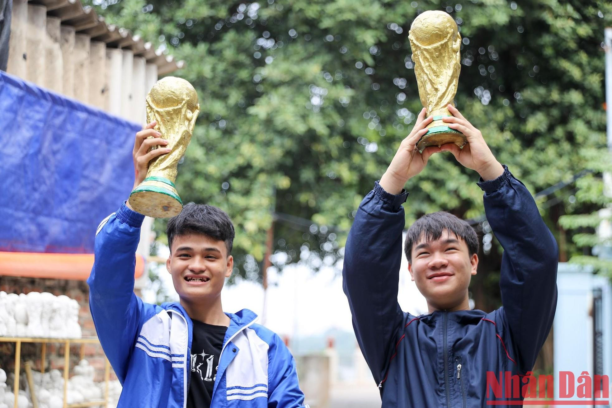 Doan Anh Tu recorrió los más de 80 kilómetros desde su casa en la provincia de Hai Duong a Hanói para comprar trofeos para él y sus amigos, también aficionados al fútbol. Dijo confiar en que la selección de Argentina, junto con su ídolo Lionel Messi, se lleve este año la copa auténtica.