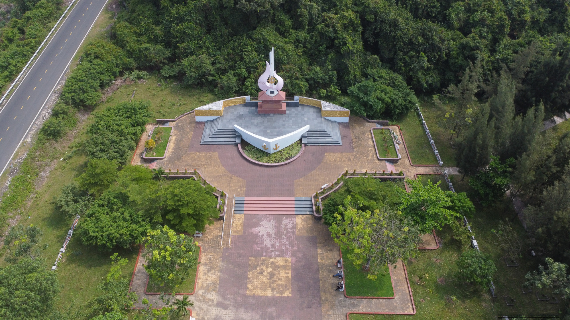 Además de ser un lugar sagrado para conmemorar el incidente de Vung Ro en febrero de 1965, cuando un avión enemigo avistó un cargamento de suministros en esa bahía, y un lugar al que acuden compatriotas de dentro y fuera del país para rendir homenaje a los combatientes caídos, el enclave está concebido para acoger ceremonias con motivo de festividades y actividades educativas sobre las tradiciones de construcción y defensa nacionales.