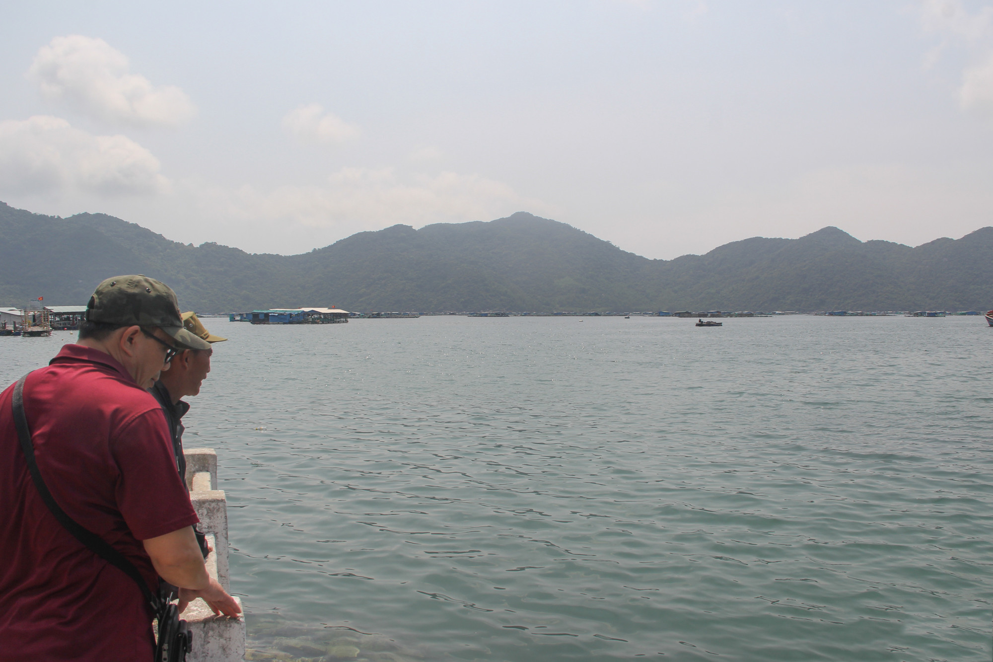 El ancón de Vung Ro tiene una superficie acuática de mil 640 hectáreas y una profundidad suficiente para recibir a buques con un porte de más de cinco mil toneladas, además de estar cobijado por varias cordilleras. De noviembre de 1964 a febrero de 1965 su muelle acogió cuatro barcos sin número.