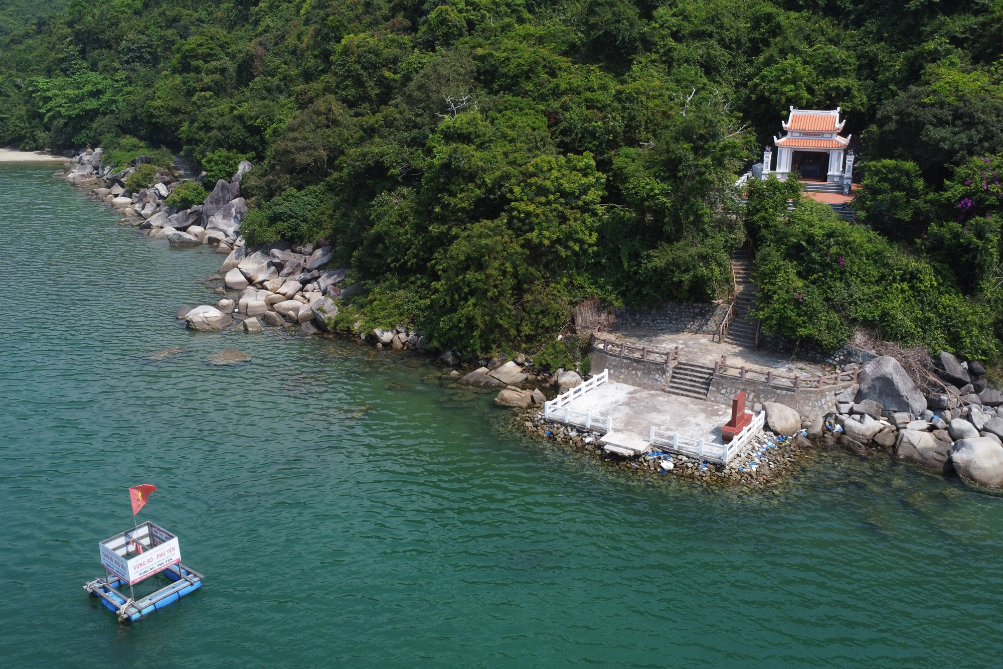 El muelle de barcos sin número de Vung Ro ha pasado a la historia nacional de lucha antiyanqui como lugar de descarga de más de 200 toneladas de armas y mercancías de refuerzo del norte al campo de batalla en el sur. Con tal relevancia fue clasificado en junio de 1997 como Reliquia Histórica Nacional.