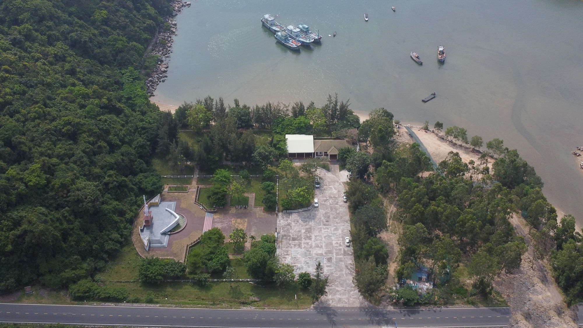 La construcción de una zona nacional de reliquias bajo el nombre Vung Ro que vemos hoy se finalizó en marzo de 2021. El recinto abarca aproximadamente una hectárea en el paso montañoso de Ca, en Dong Hoa.