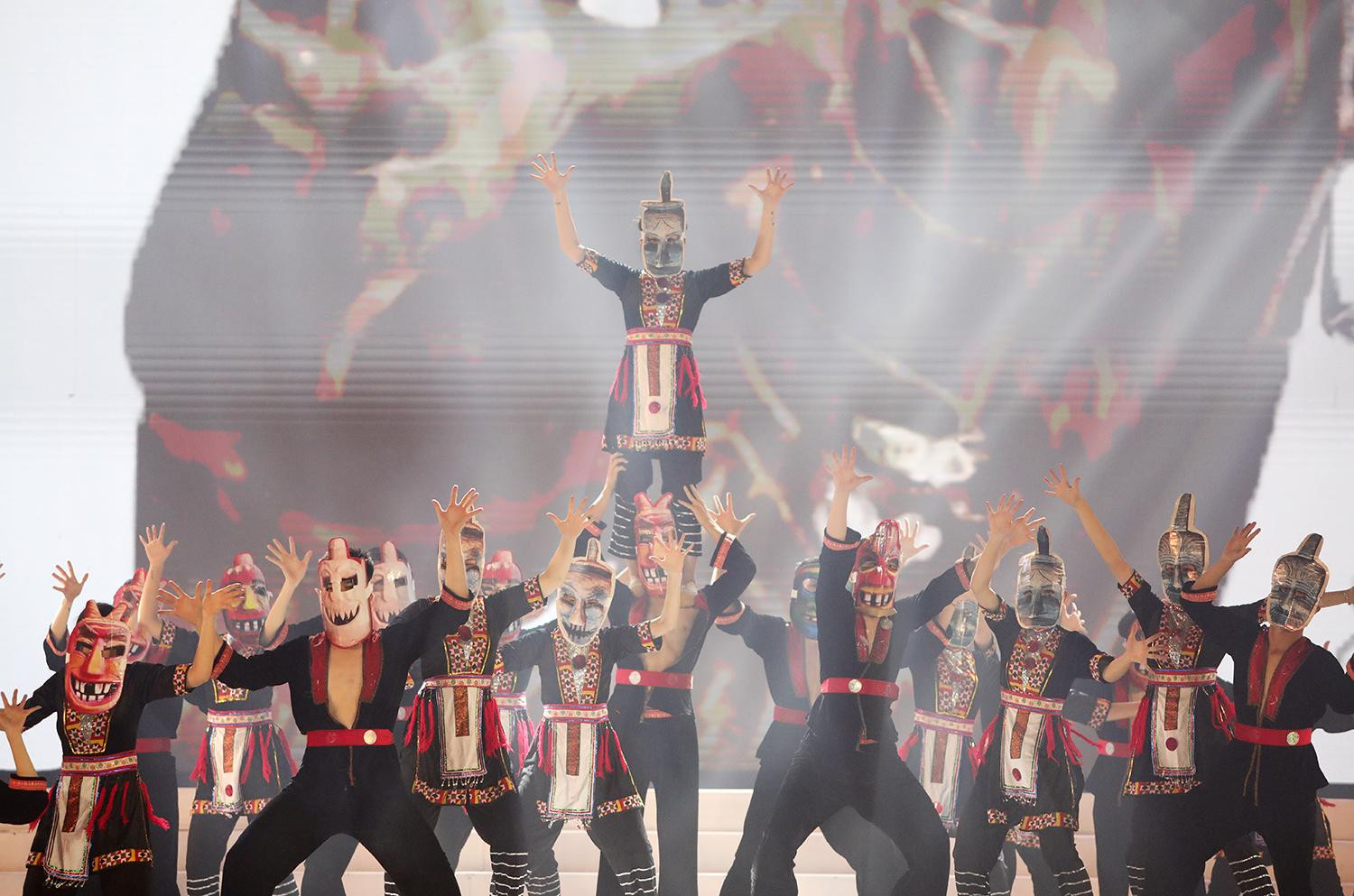 La etnia se divide en clanes, cada uno con sus propias costumbres.