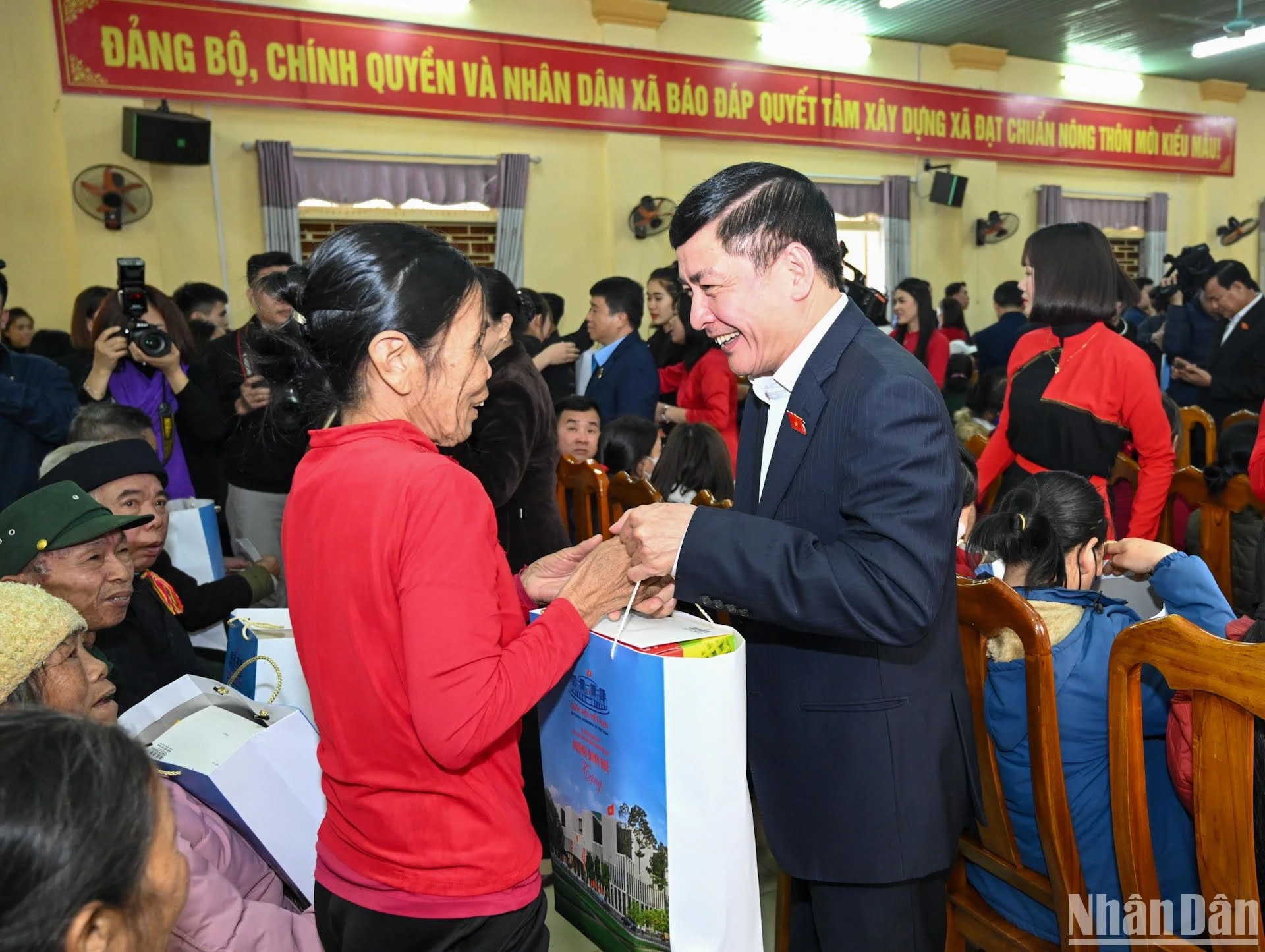 El secretario general y presidente de la Oficina Parlamentaria, Bui Van Cuong, en la actividad. El secretario general y presidente de la Oficina Parlamentaria, Bui Van Cuong, en la actividad.