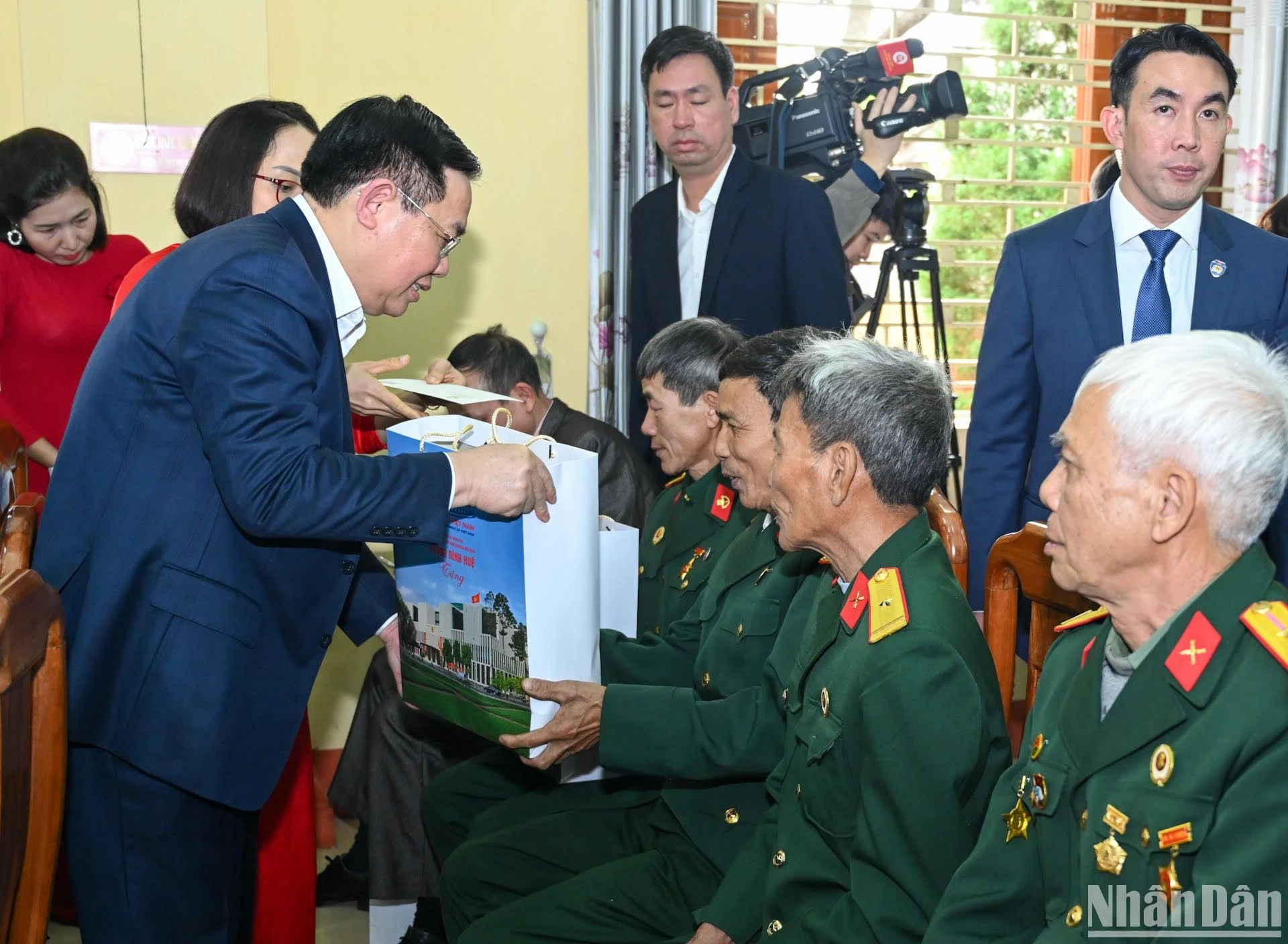 El dirigente reparte regalos por el Tet. El dirigente reparte regalos por el Tet.