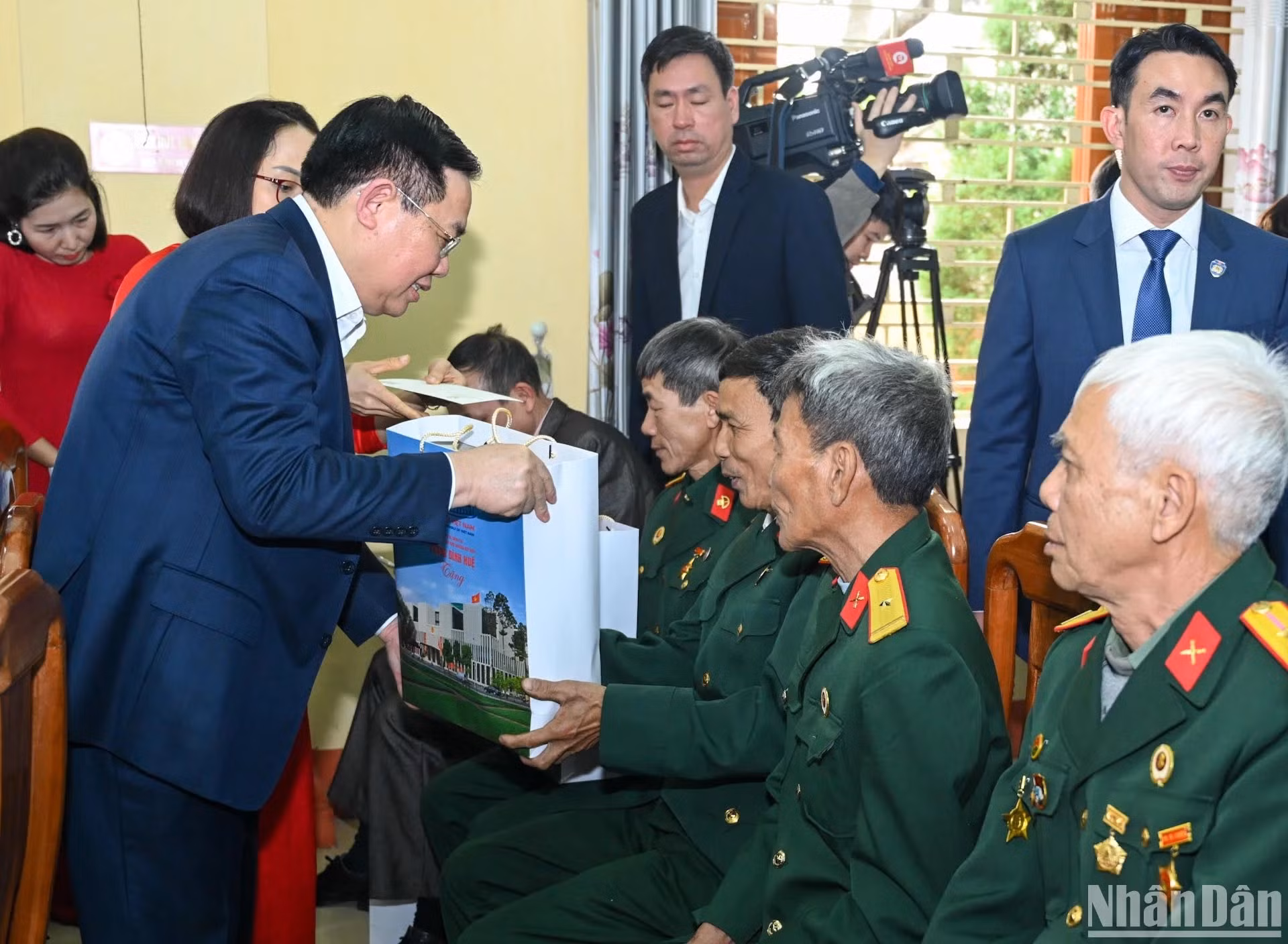 El dirigente reparte regalos por el Tet. El dirigente reparte regalos por el Tet.