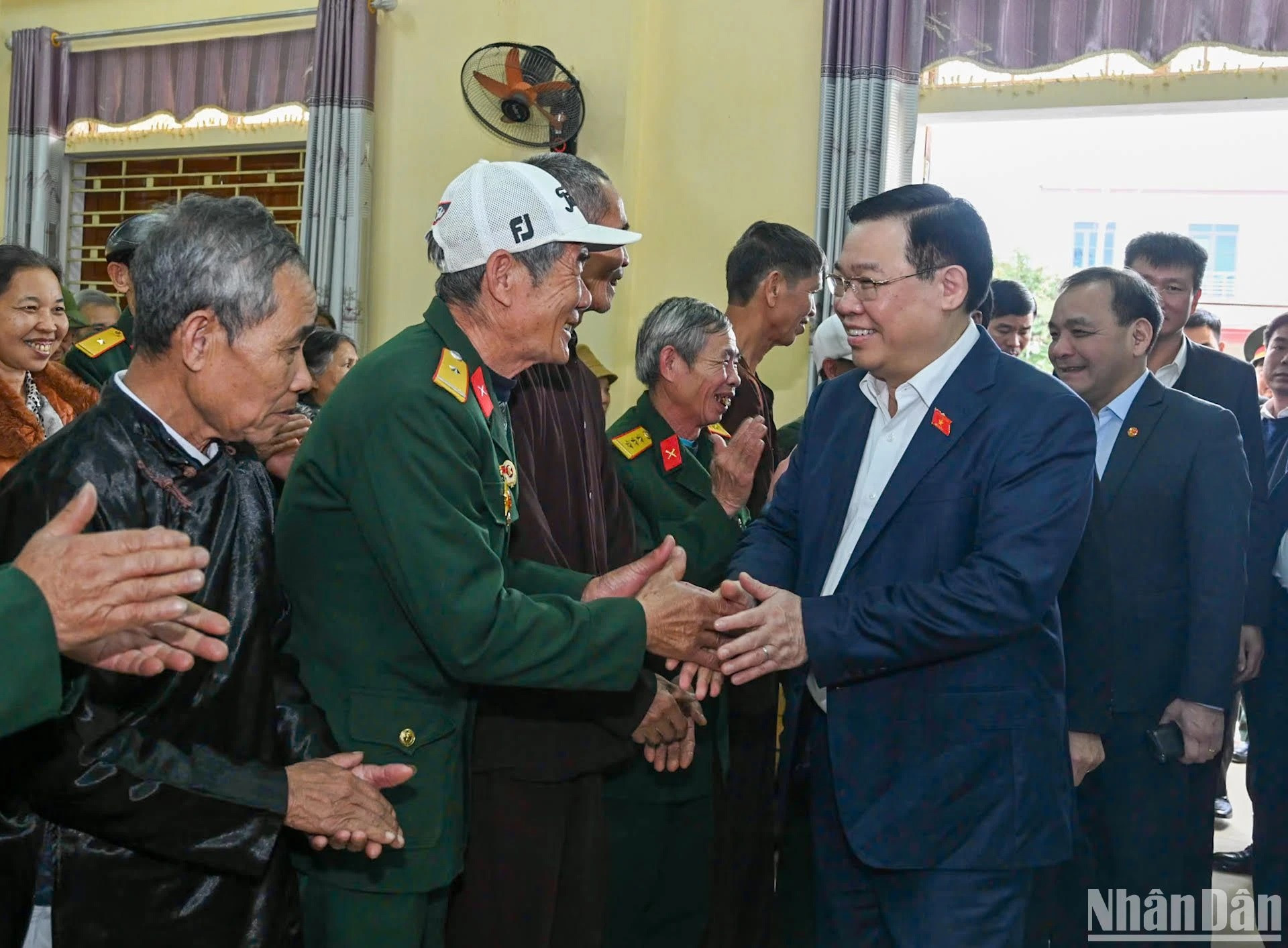 El dirigente recibido por dichos segmentos poblacionales en el distrito de Tran Yen. El dirigente recibido por dichos segmentos poblacionales en el distrito de Tran Yen.