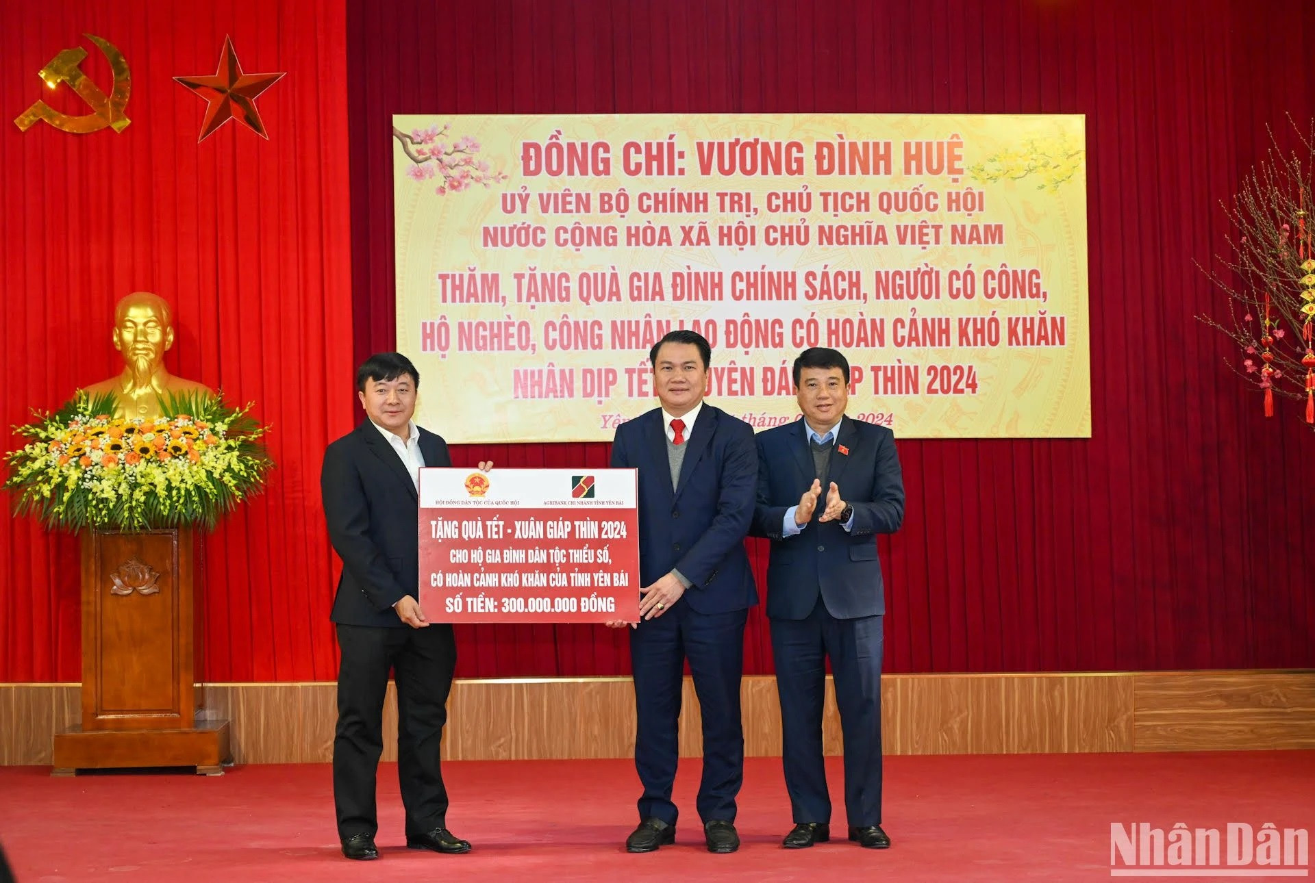 El presidente del Consejo de Asuntos Étnicos de la Asamblea Nacional, Y Thanh Ha Nie Kdam, otorga de manera simbólica a las autoridades provinciales un paquete financiero por valor superior a 12 mil 200 dólares destinado a las minorías étnicas en situación difícil. El presidente del Consejo de Asuntos Étnicos de la Asamblea Nacional, Y Thanh Ha Nie Kdam, otorga de manera simbólica a las autoridades provinciales un paquete financiero por valor superior a 12 mil 200 dólares destinado a las minorías étnicas en situación difícil.