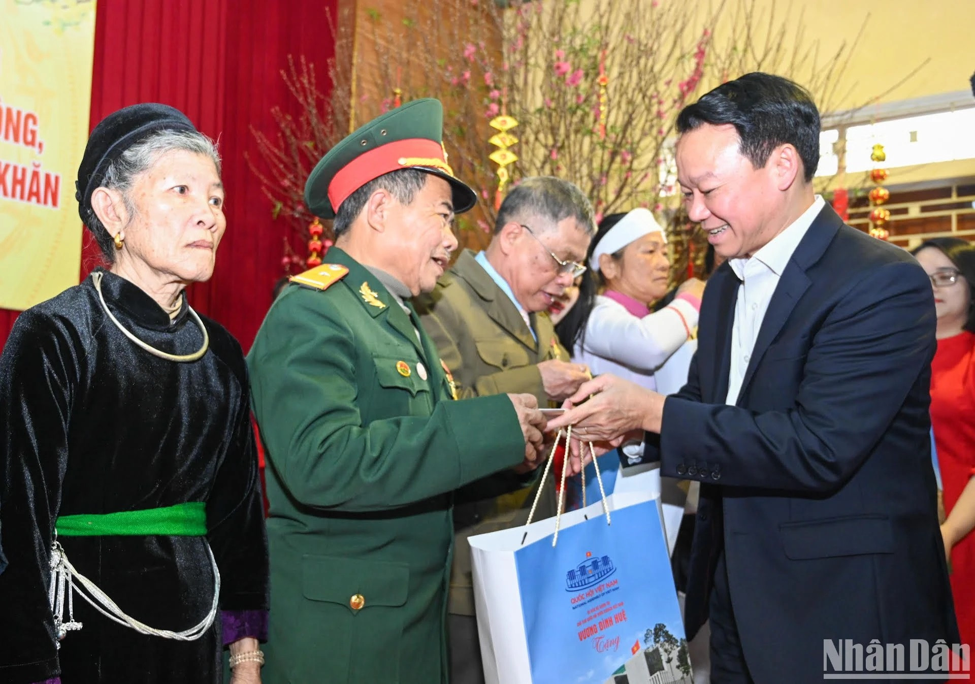 El secretario del Comité del Partido Comunista en Yen Bai, Do Duc Duy, en la actividad. El secretario del Comité del Partido Comunista en Yen Bai, Do Duc Duy, en la actividad.