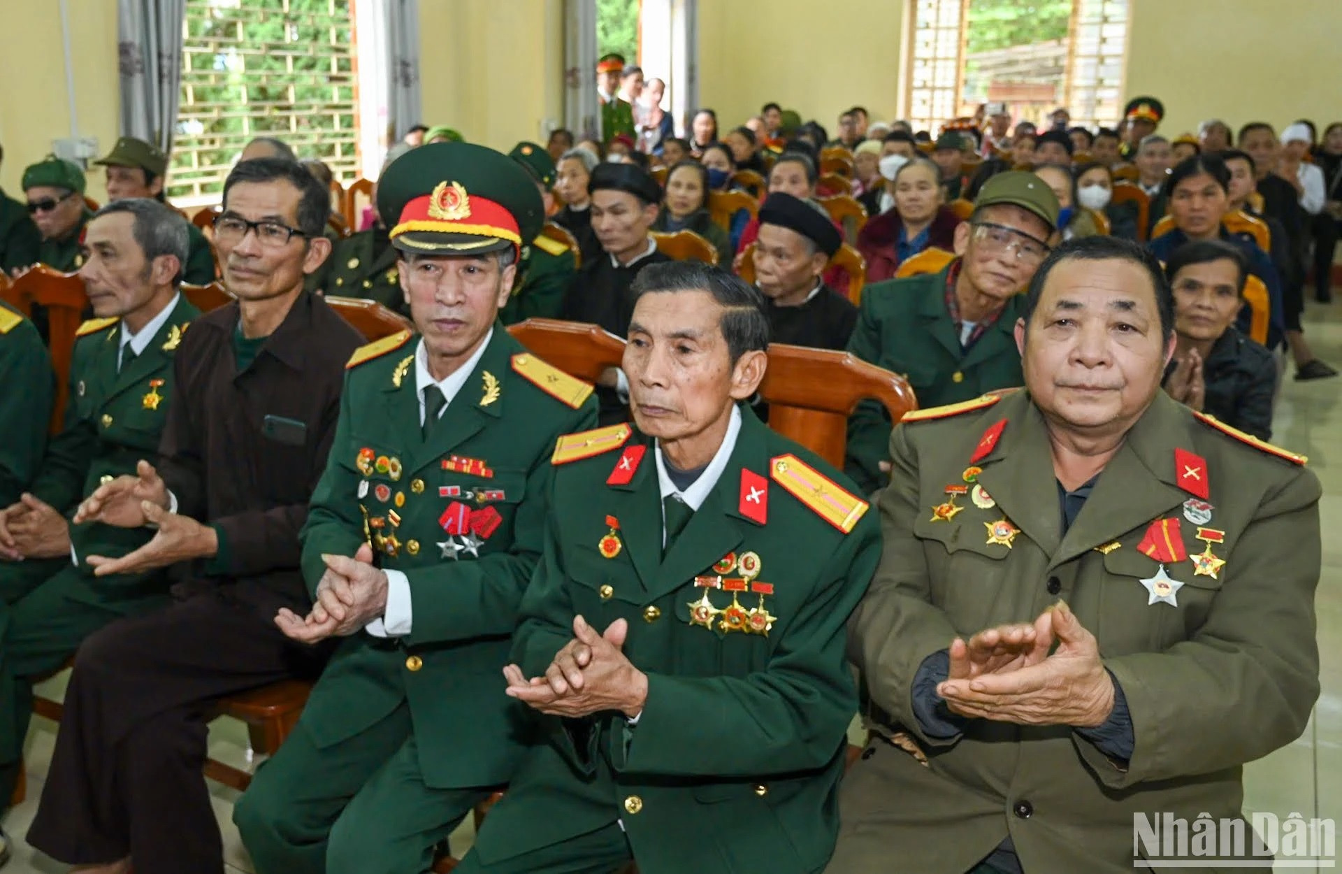 Representantes de las familias beneficiarias de las políticas preferenciales del Gobierno, personas con méritos revolucionarios, hogares pobres, obreros, trabajadores en circunstancias difíciles y víctimas del Agente Naranja en la localidad. Representantes de las familias beneficiarias de las políticas preferenciales del Gobierno, personas con méritos revolucionarios, hogares pobres, obreros, trabajadores en circunstancias difíciles y víctimas del Agente Naranja en la localidad.