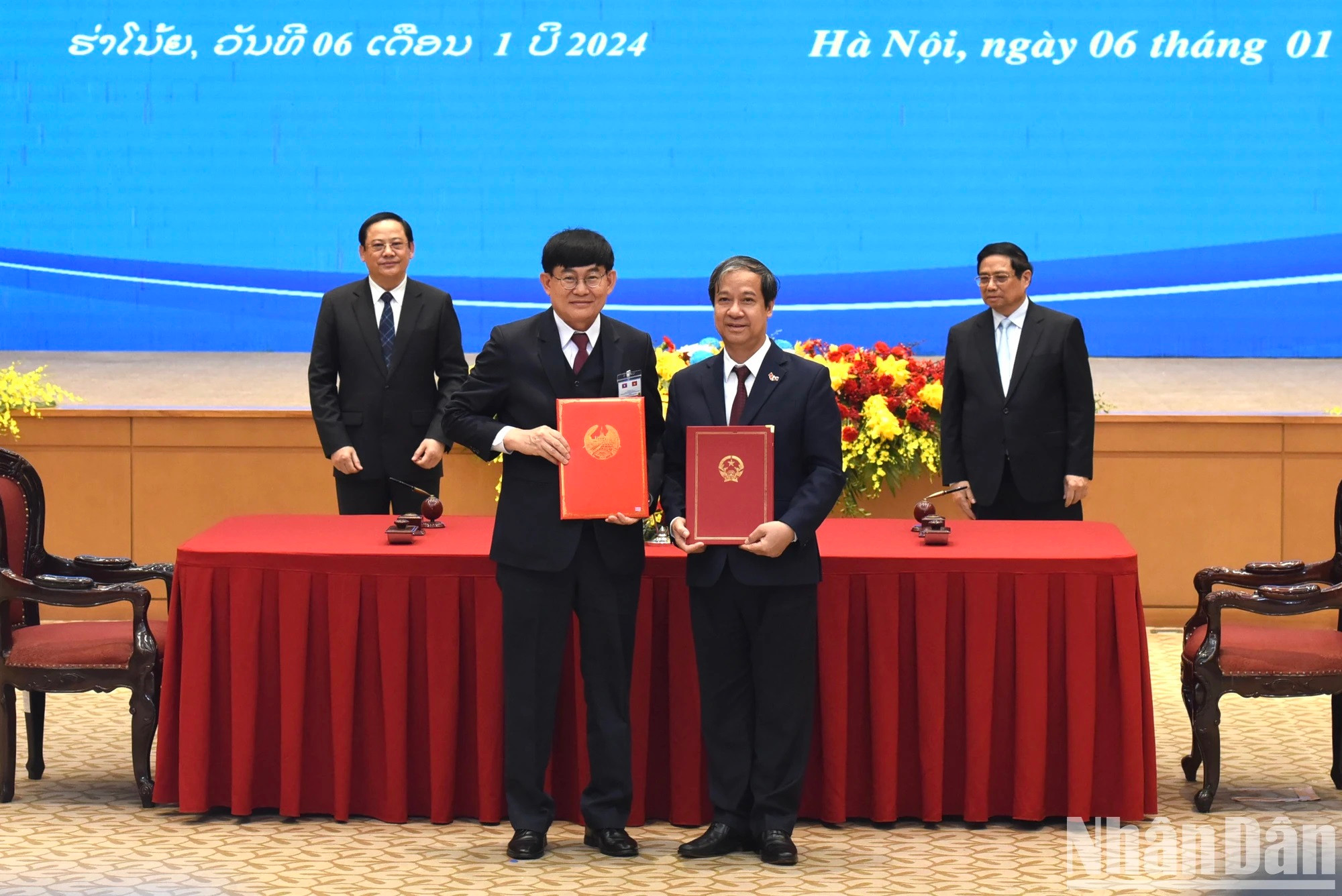 Entrega del memorando de entendimiento sobre el plan de cooperación en 2024 entre el Ministerio de Educación y Formación de Vietnam y el Ministerio de Educación y Deportes de Laos. Entrega del memorando de entendimiento sobre el plan de cooperación en 2024 entre el Ministerio de Educación y Formación de Vietnam y el Ministerio de Educación y Deportes de Laos.