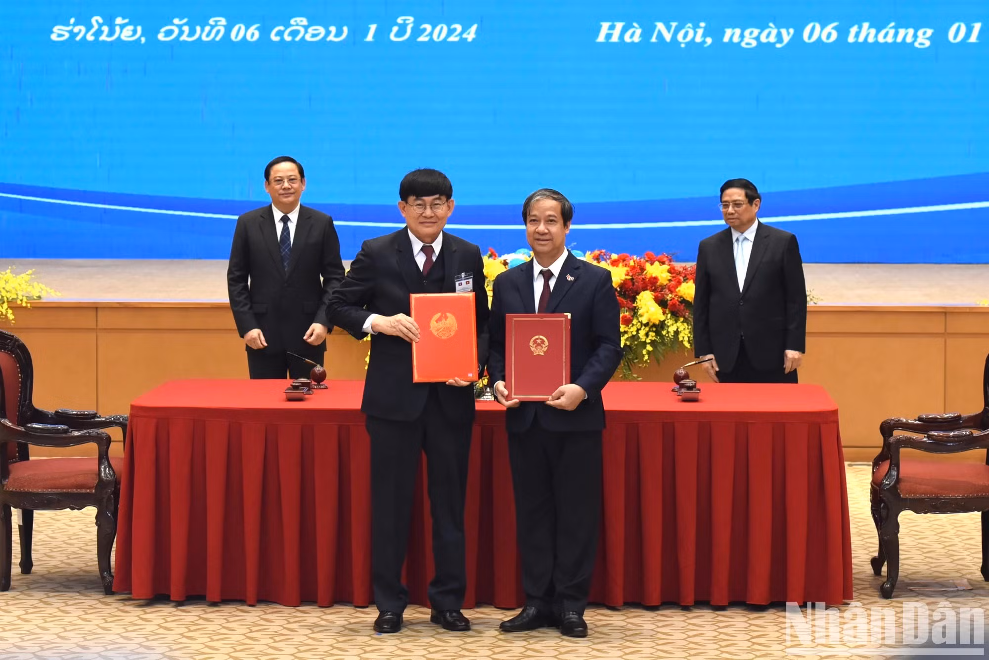 Entrega del memorando de entendimiento sobre el plan de cooperación en 2024 entre el Ministerio de Educación y Formación de Vietnam y el Ministerio de Educación y Deportes de Laos.