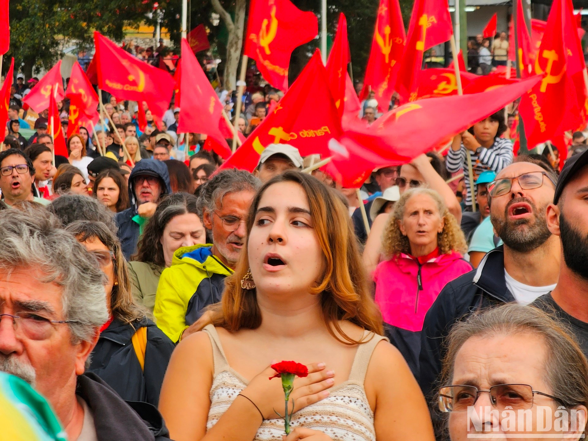 El PCP desempeñó un papel fundamental en el preludio y la realización de la Revolución de Abril de 1974, que puso al país en la senda de la democracia y el progreso.