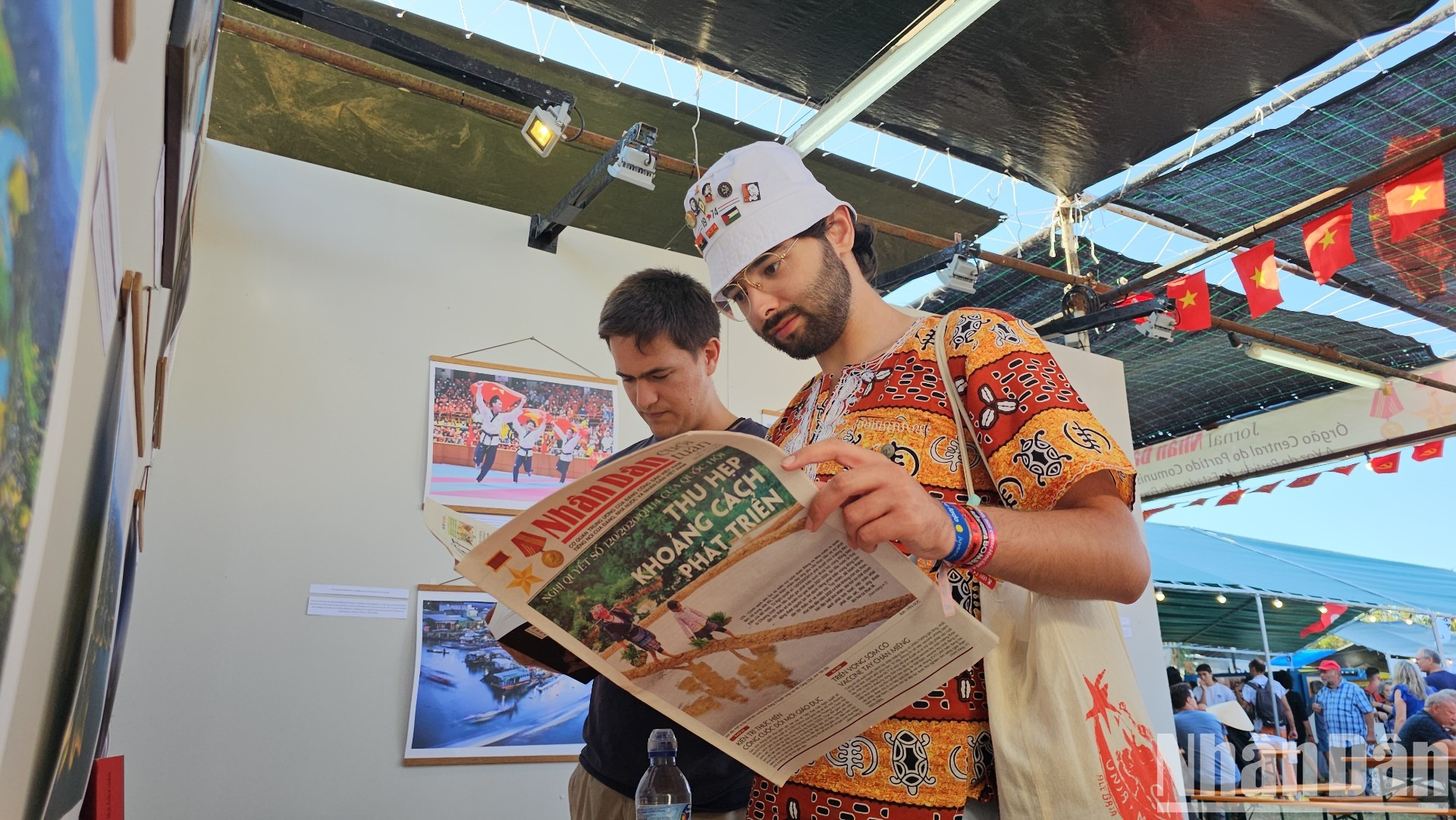 Estos estudiantes portugueses, José Flores y Vitor Araujo, oyen hablar con frecuencia a sus abuelos y padres del gran presidente Ho Chi Minh y del heroico pueblo vietnamita. Siguen de cerca las noticias sobre el país indochino, por el que sienten gran admiración.