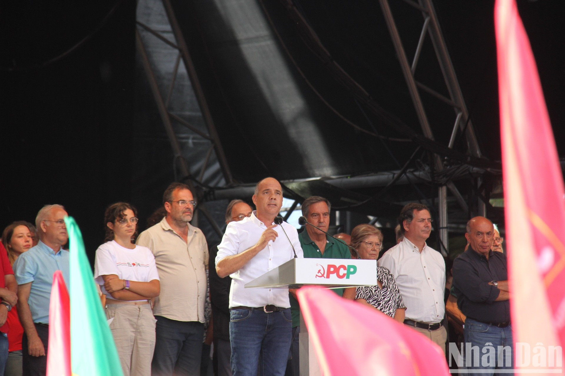 El secretario general del PCP, Paulo Raimundo, interviene en un mitin enmarcado en el acontecimiento.