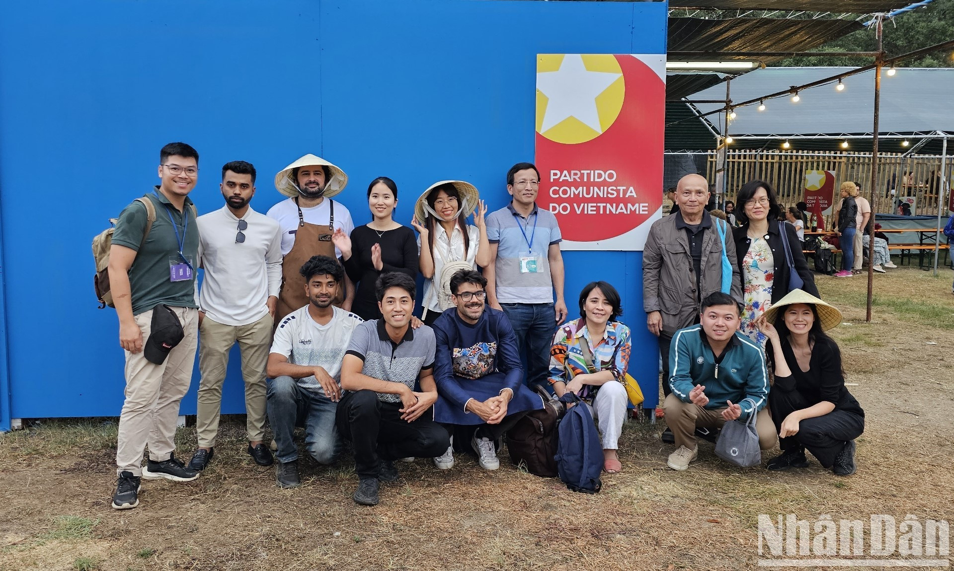 Voluntarios portugueses y vietnamitas radicados en el país ibérico ayudan a Nhan Dan a instalar el pabellón.