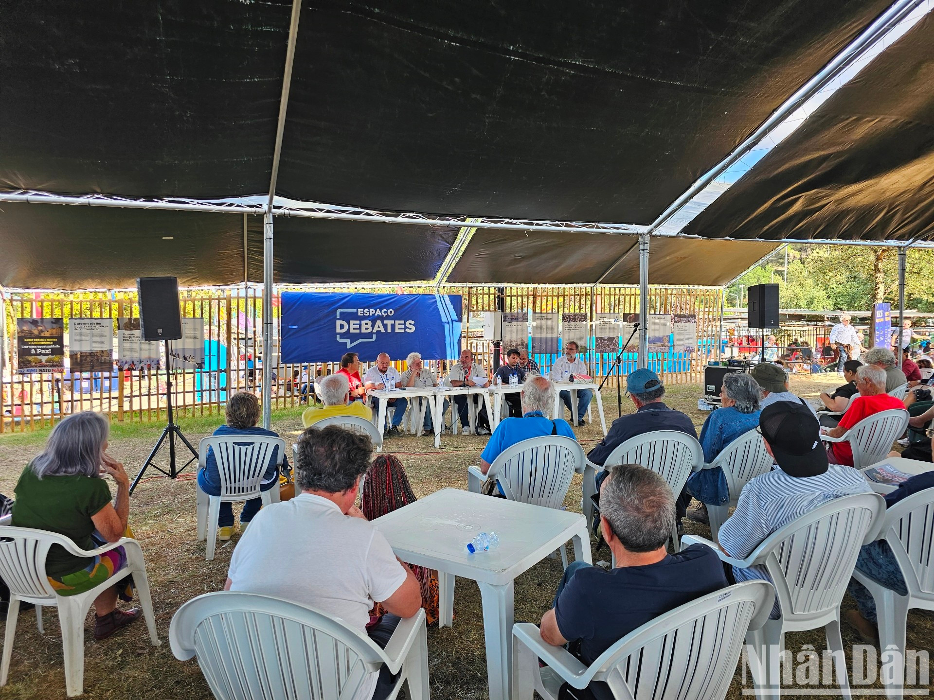 Delegados internacionales asisten a un seminario sobre retos globales y la lucha por la paz.
