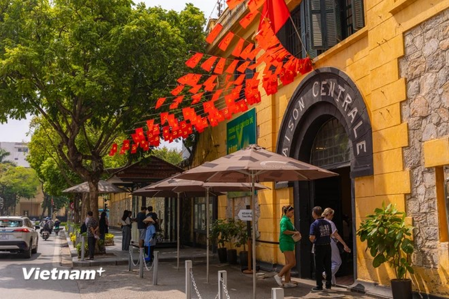 La prisión de Hoa Lo se ha convertido en un destino turístico atractivo tanto para los turistas nacionales como para los extranjeros. La prisión de Hoa Lo se ha convertido en un destino turístico atractivo tanto para los turistas nacionales como para los extranjeros.