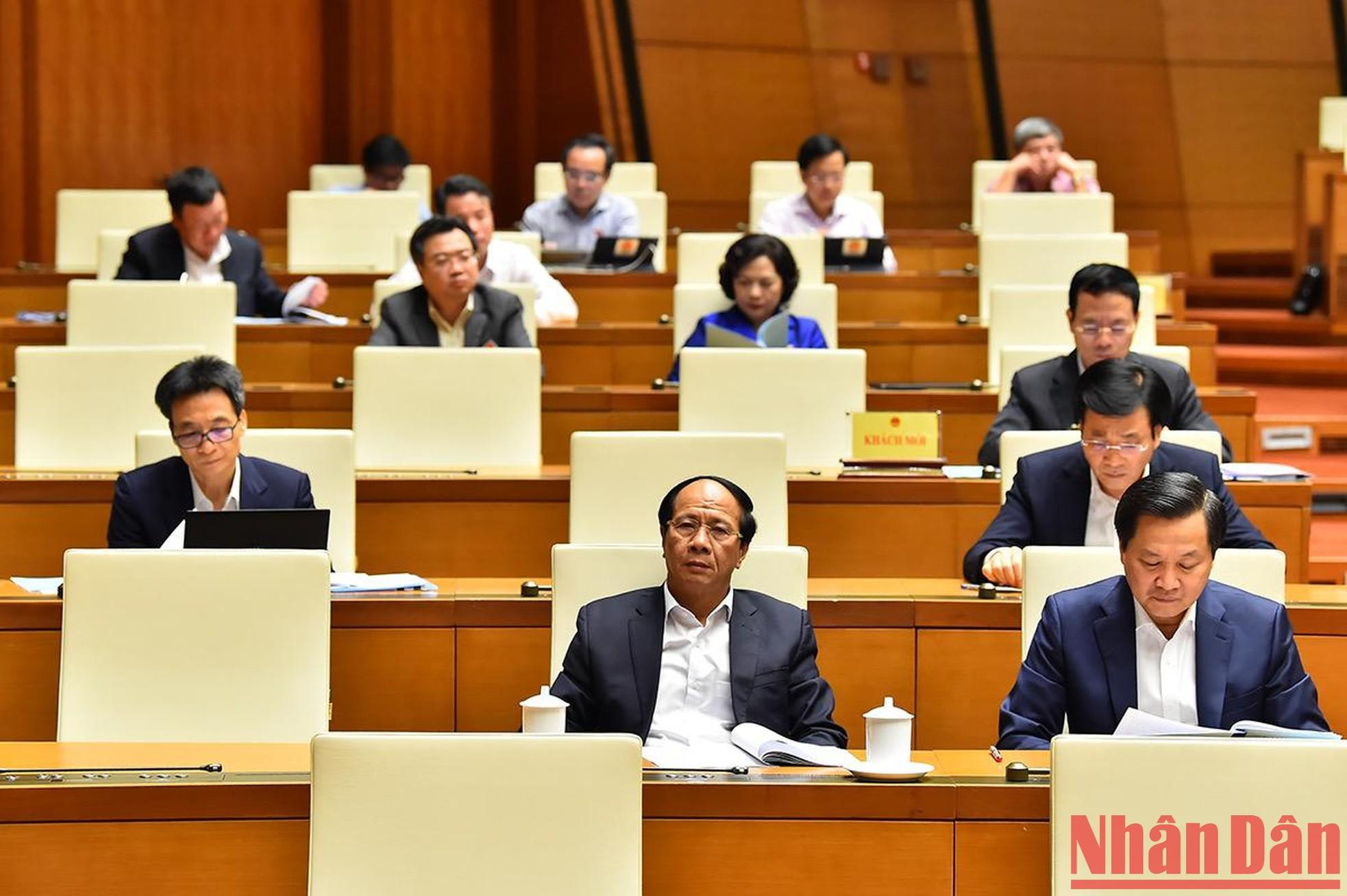 La sesión tiene lugar en la sala de reuniones de Dien Hong, en la Casa Parlamentaria, en Hanói. La sesión tiene lugar en la sala de reuniones de Dien Hong, en la Casa Parlamentaria, en Hanói.