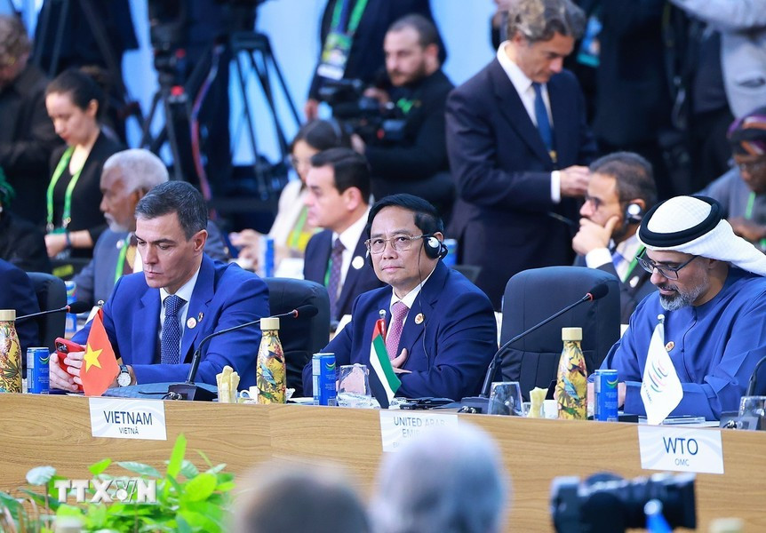 El premier Pham Minh Chinh asiste a la sesión.