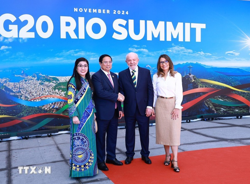 Lula da Silva y su esposa dan la bienvenida al dirigente vietnamita y su cónyuge.