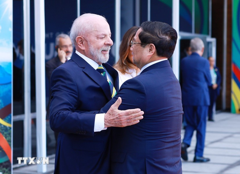 El presidente de Brasil y anfitrión del G20, Luiz Inácio Lula da Silva, recibe al jefe de Gobierno vietnamita.