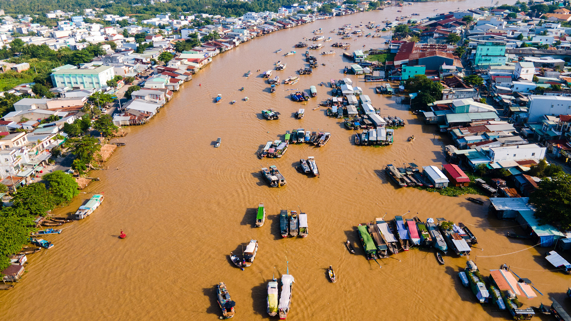 Times of India describe al Delta del Mekong en Vietnam como un prisma único de la vida rural a lo largo de ese gran río. Los viajeros son invitados a recorridos en barco por canales sinuosos para explorar mercados flotantes, el más famoso de los cuales es Cai Rang, en la ciudad de Can Tho, y aldeas autóctonas.