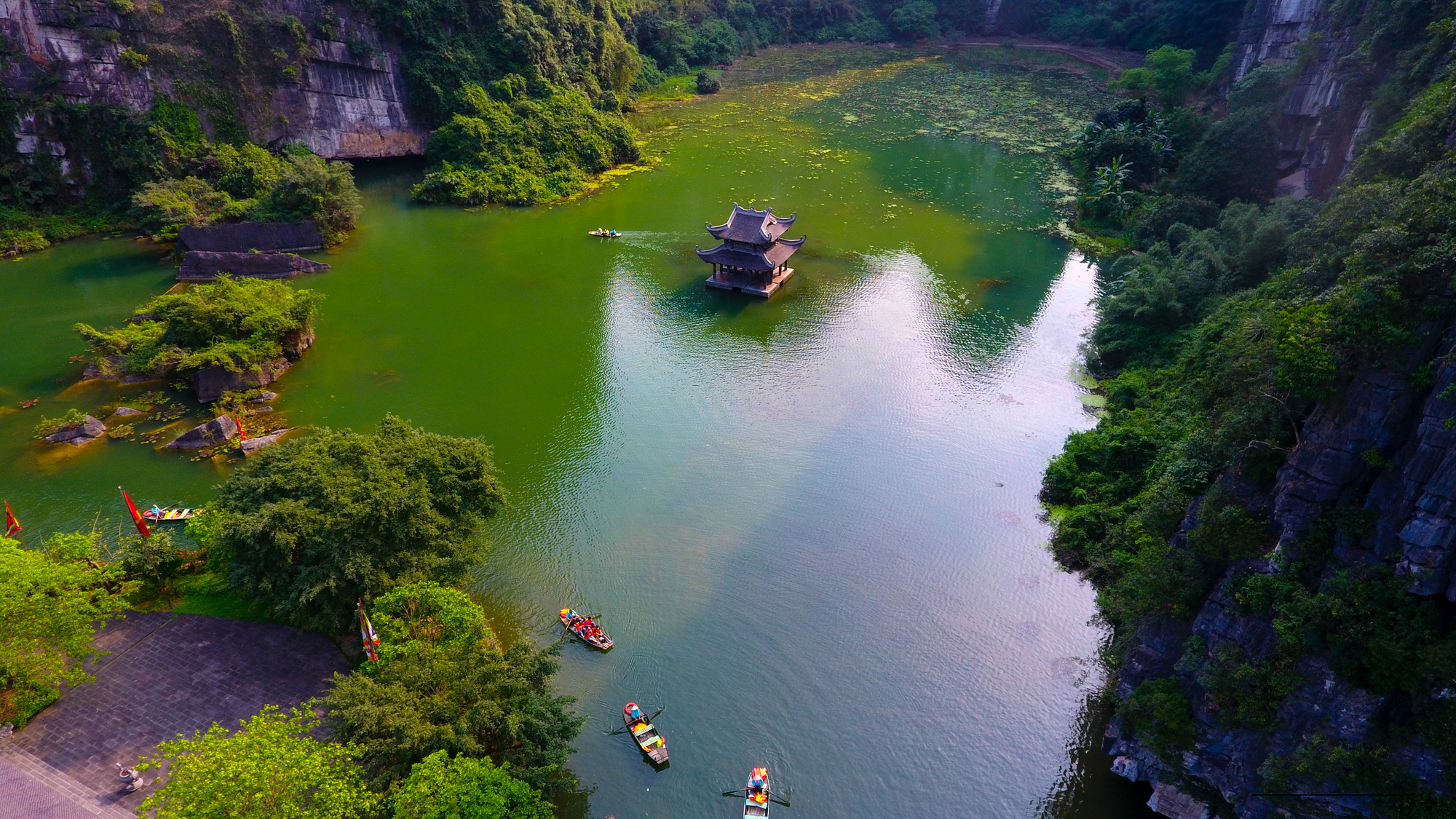 La provincia norteña de Ninh Binh seduce con la naturaleza poética y, además, una miríada de atracciones turísticas, entre las cuales figuran patrimonios culturales reconocidos por la Unesco, obras arquitectónicas y reliquias históricas.